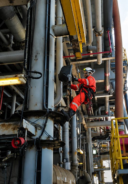 Inspector with rope access on offshore process module